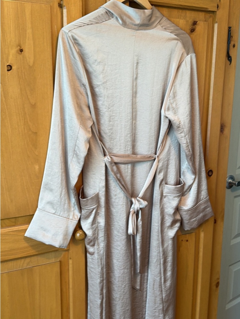 Aritzia Little Moon Women's Light Cream Satin Robe with Belt and Pockets - Picture 6 of 6